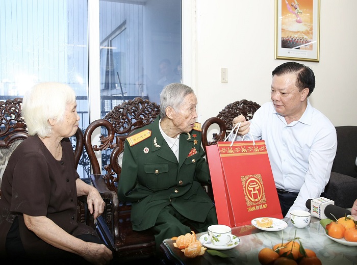 Bí thư Thành ủy Đinh Tiến Dũng thăm, tặng quà Anh hùng Lực lượng vũ trang nhân dân La Văn Cầu